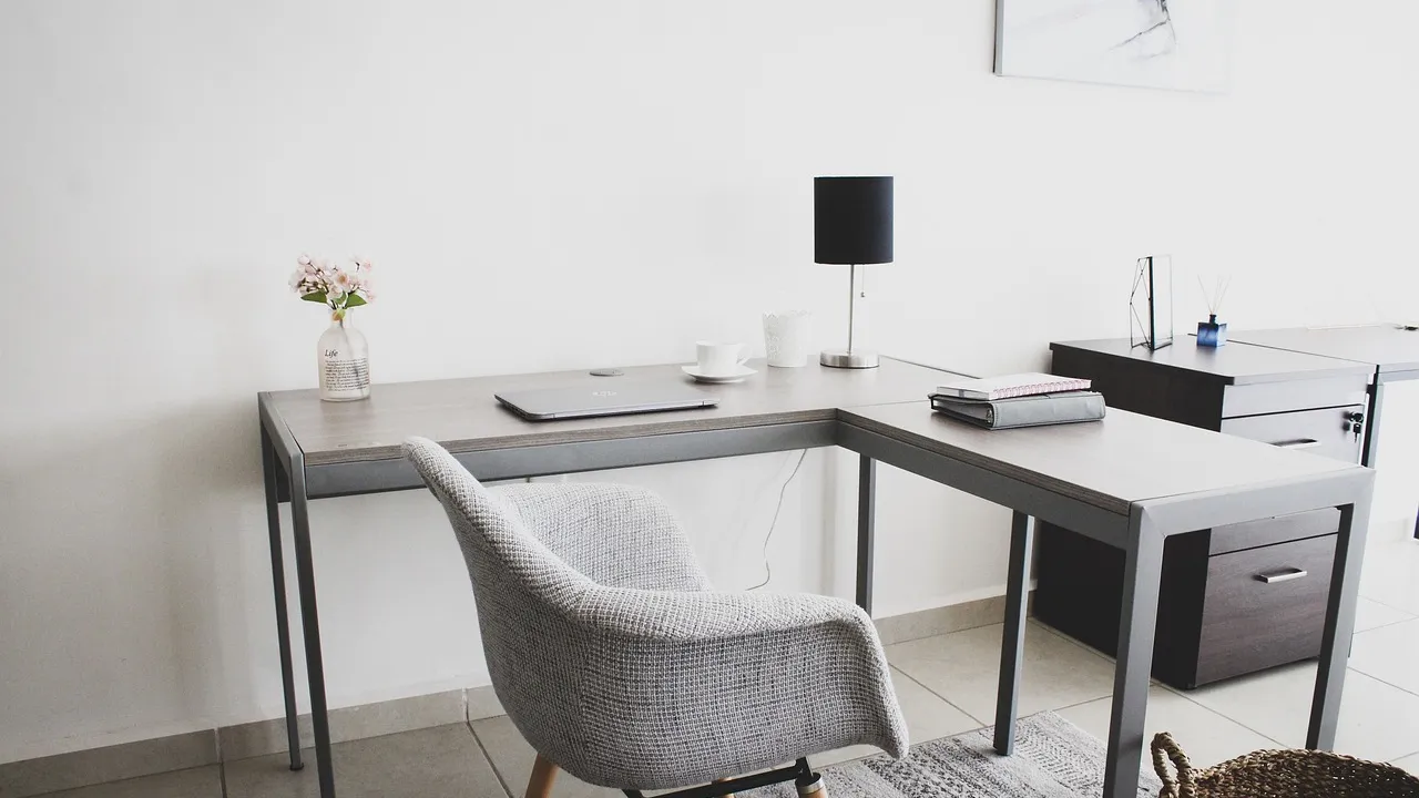 Lichte thuiswerkplek met een bureau en een stoel
